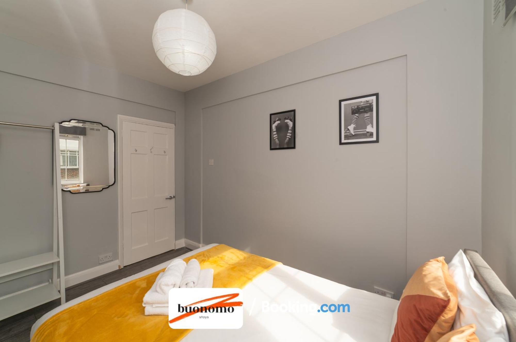 Two Bedroom Apartment By Buonomo Stays Short Lets & Serviced Accommodation With Balcony London Exterior photo