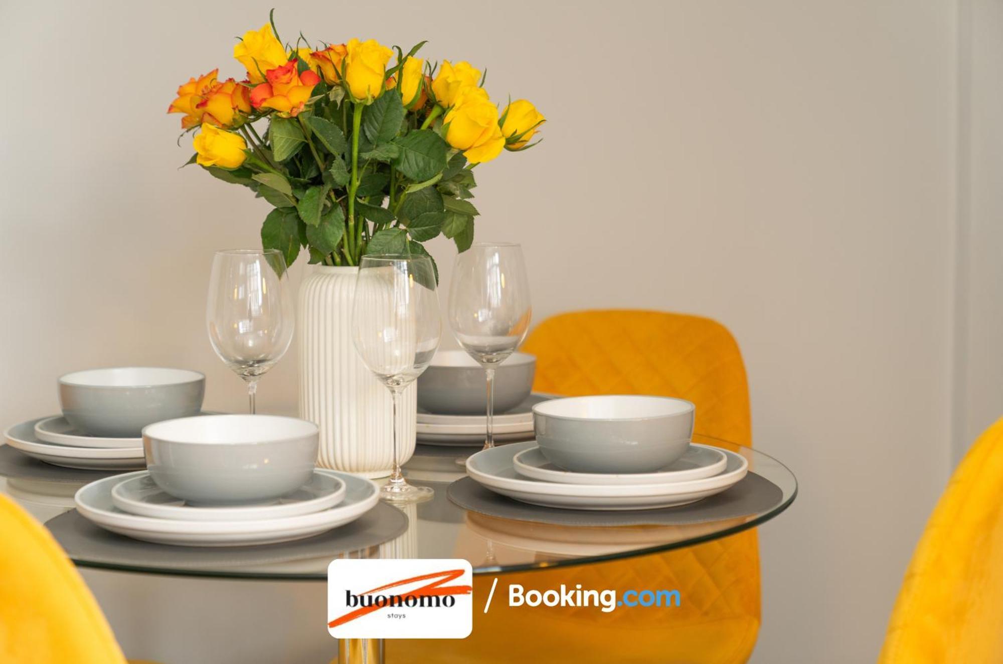 Two Bedroom Apartment By Buonomo Stays Short Lets & Serviced Accommodation With Balcony London Exterior photo