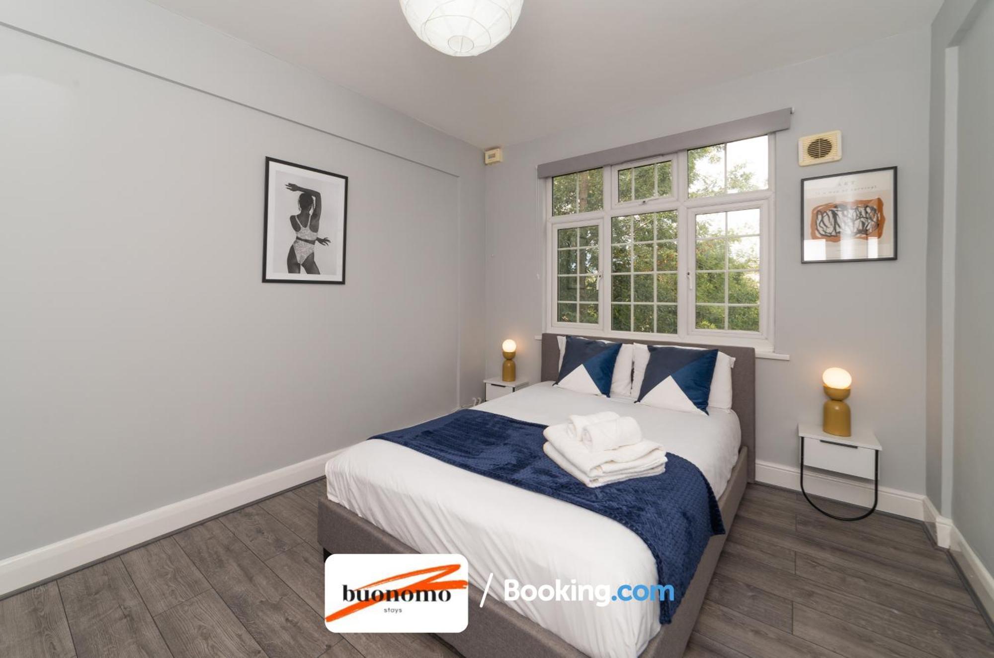 Two Bedroom Apartment By Buonomo Stays Short Lets & Serviced Accommodation With Balcony London Exterior photo