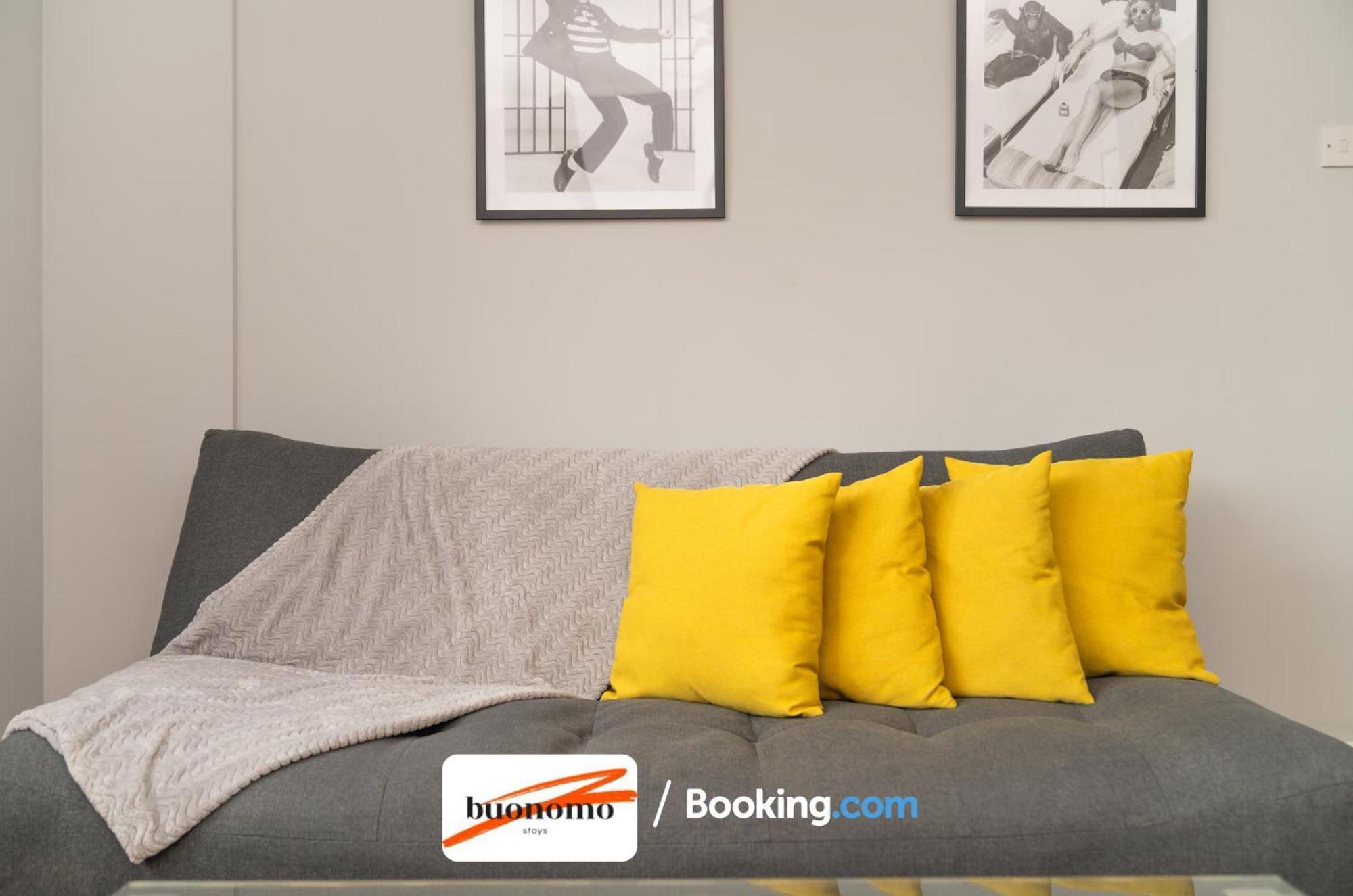 Two Bedroom Apartment By Buonomo Stays Short Lets & Serviced Accommodation With Balcony London Exterior photo