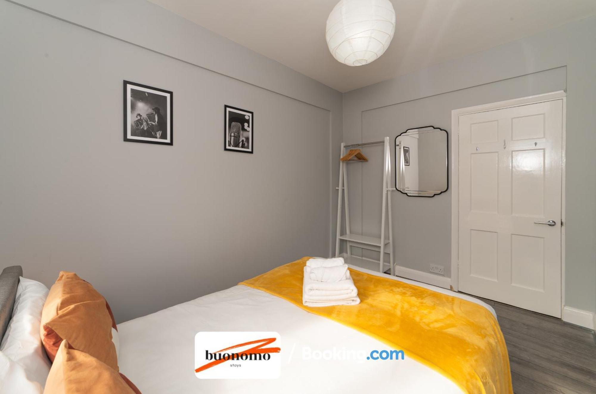 Two Bedroom Apartment By Buonomo Stays Short Lets & Serviced Accommodation With Balcony London Exterior photo