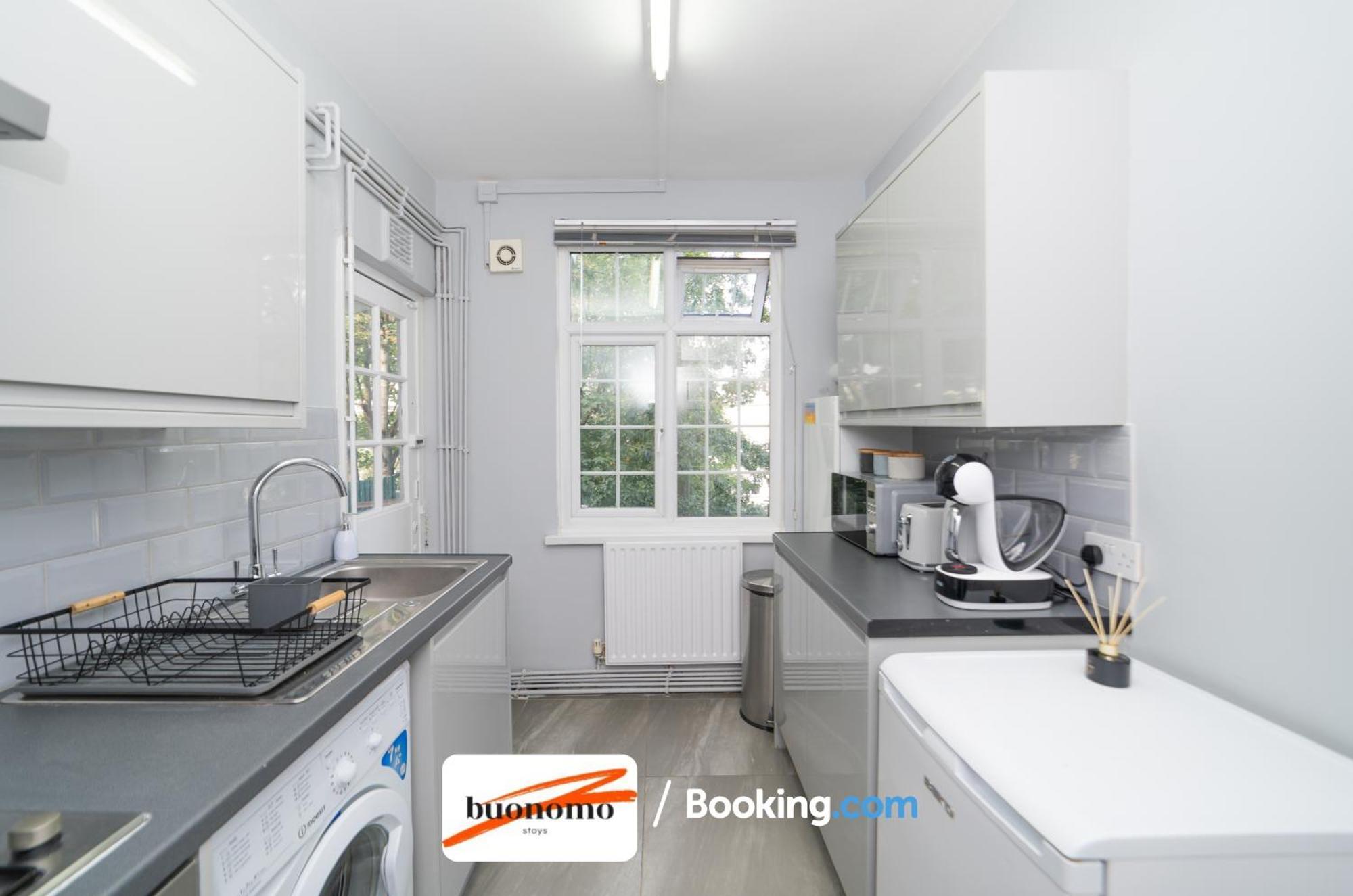 Two Bedroom Apartment By Buonomo Stays Short Lets & Serviced Accommodation With Balcony London Exterior photo