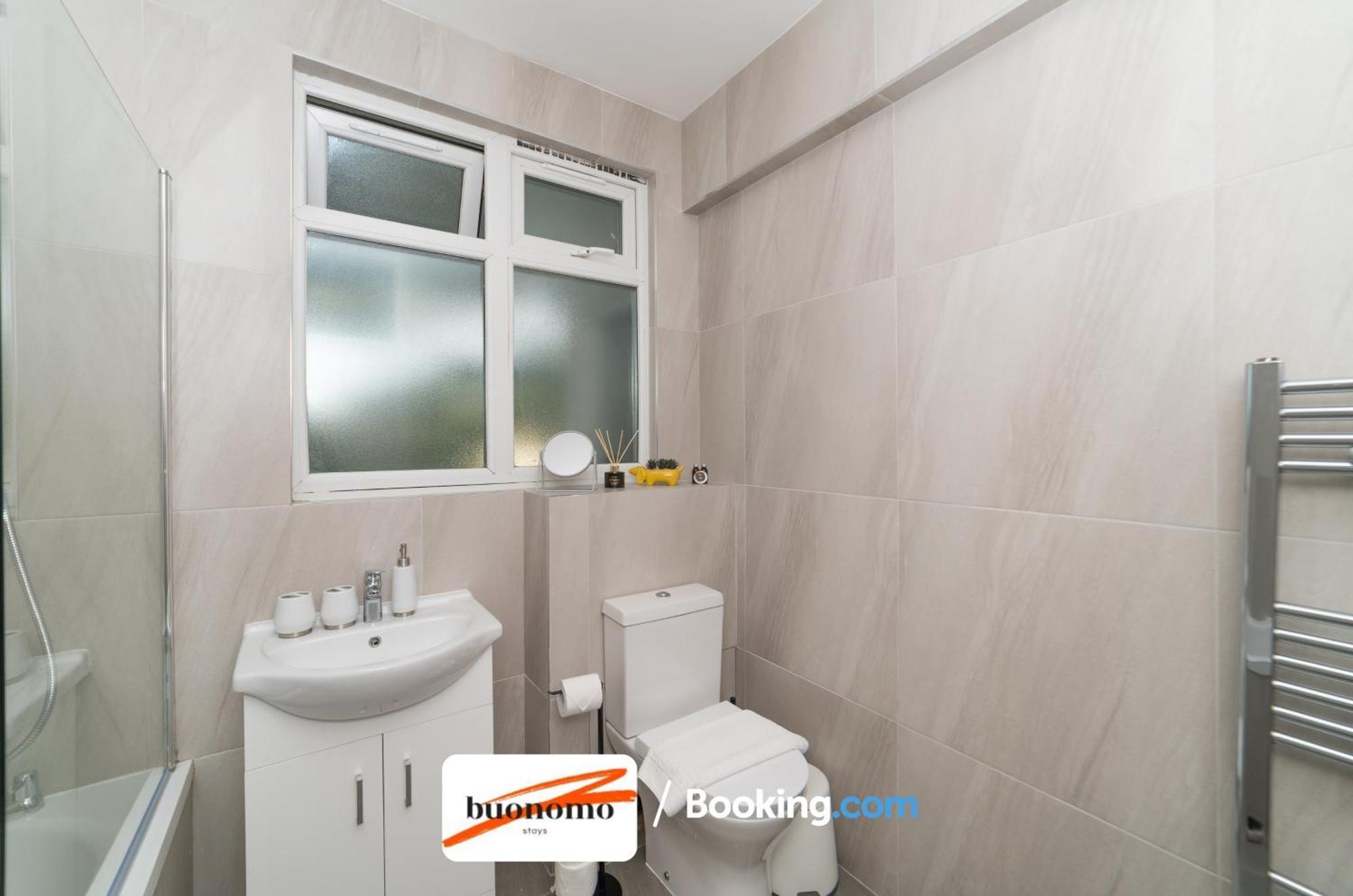 Two Bedroom Apartment By Buonomo Stays Short Lets & Serviced Accommodation With Balcony London Exterior photo