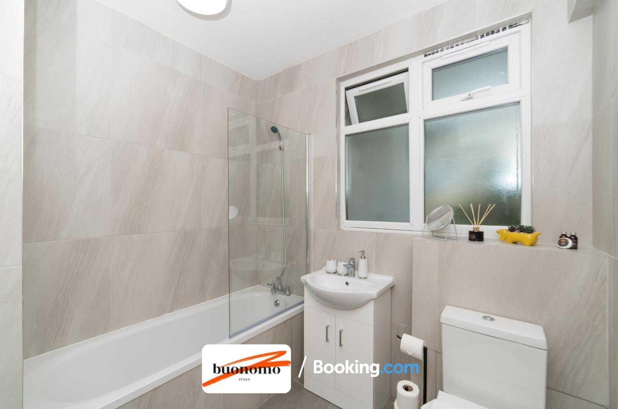Two Bedroom Apartment By Buonomo Stays Short Lets & Serviced Accommodation With Balcony London Exterior photo