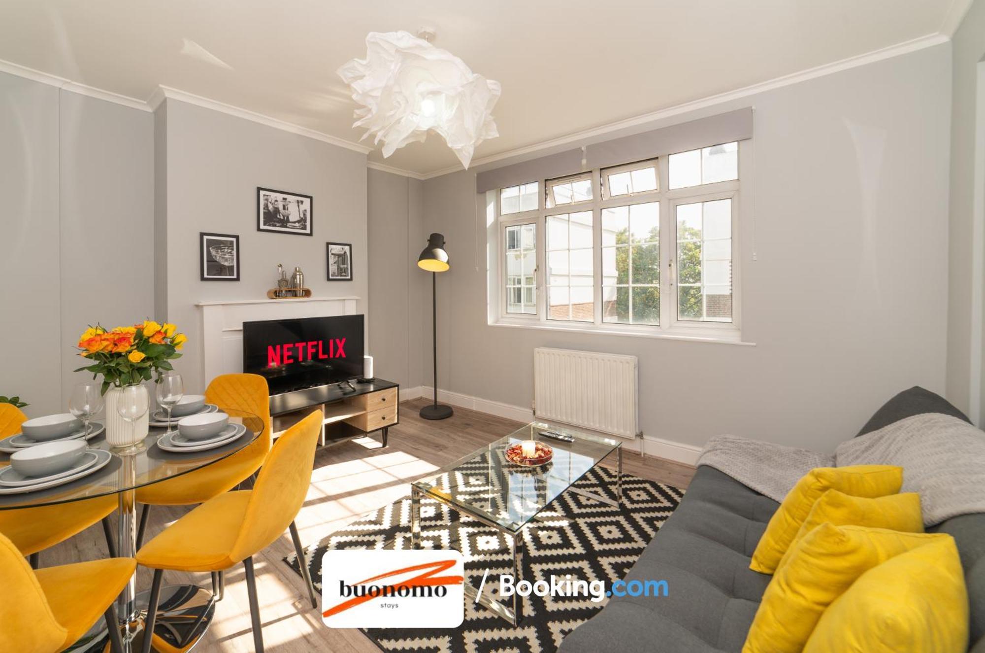 Two Bedroom Apartment By Buonomo Stays Short Lets & Serviced Accommodation With Balcony London Exterior photo