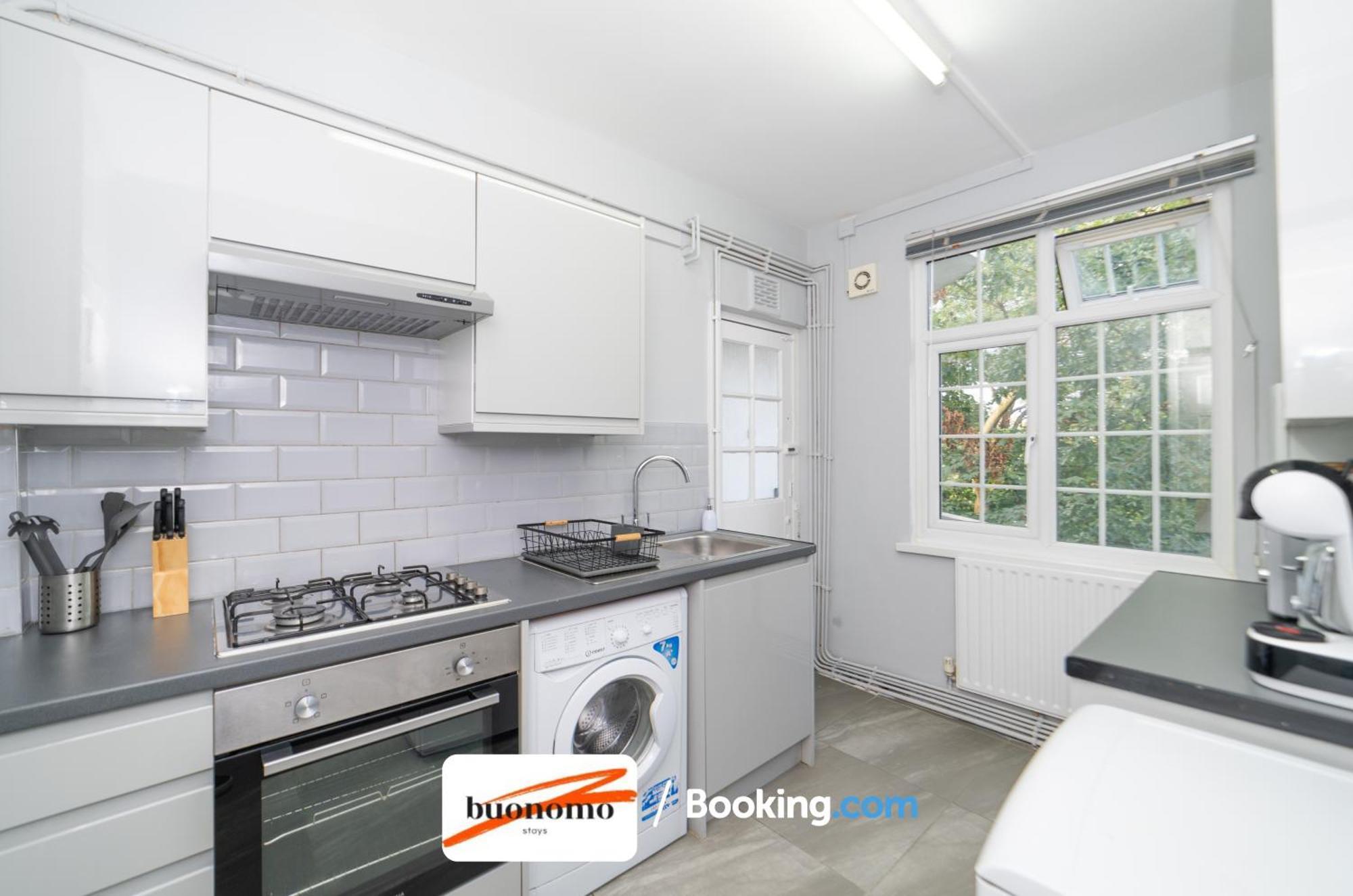 Two Bedroom Apartment By Buonomo Stays Short Lets & Serviced Accommodation With Balcony London Exterior photo