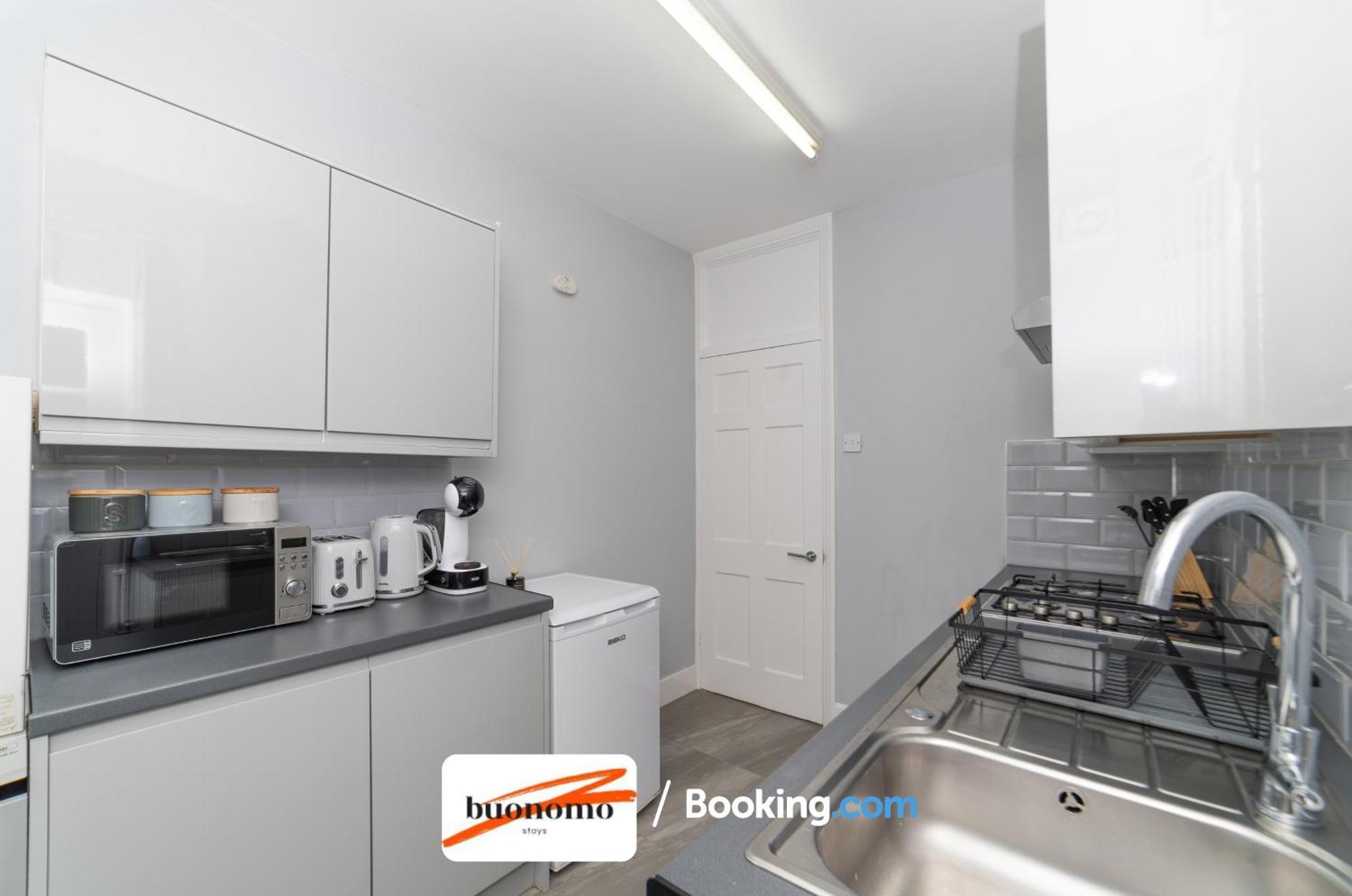 Two Bedroom Apartment By Buonomo Stays Short Lets & Serviced Accommodation With Balcony London Exterior photo